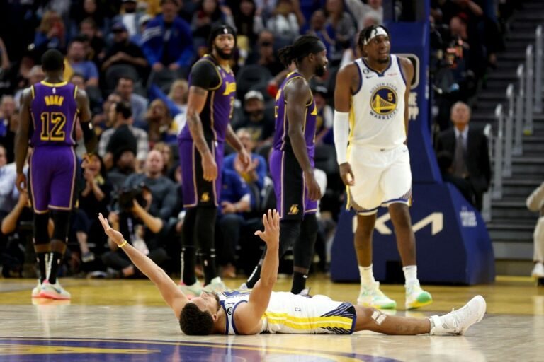 NBA: Warriors thump Lakers to start title protection