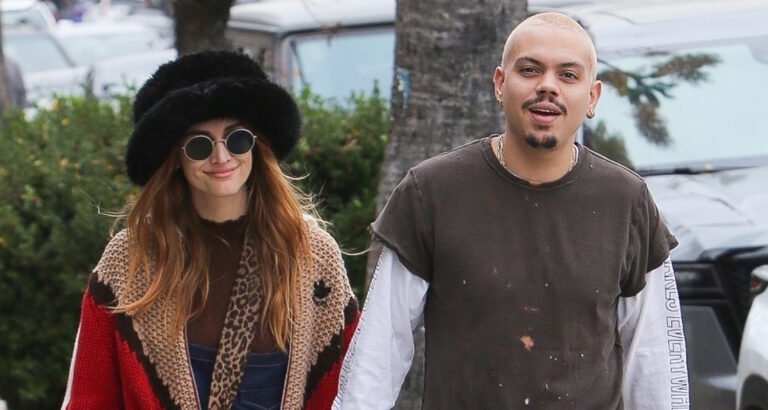 Ashlee Simpson & Evan Ross Maintain Fingers Whereas Doing Some Publish-Christmas Purchasing
