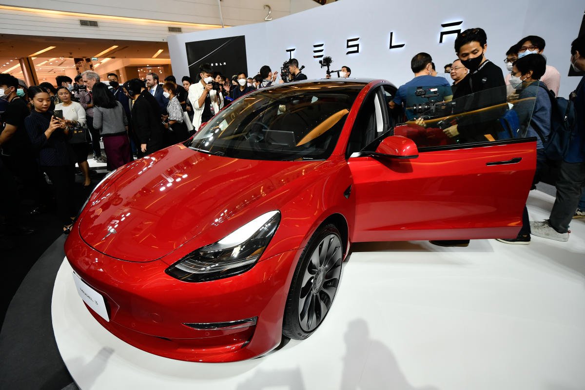 why-tesla-gm-to-learn-from-treasury-s-ev-tax-credit-score-rule-delay