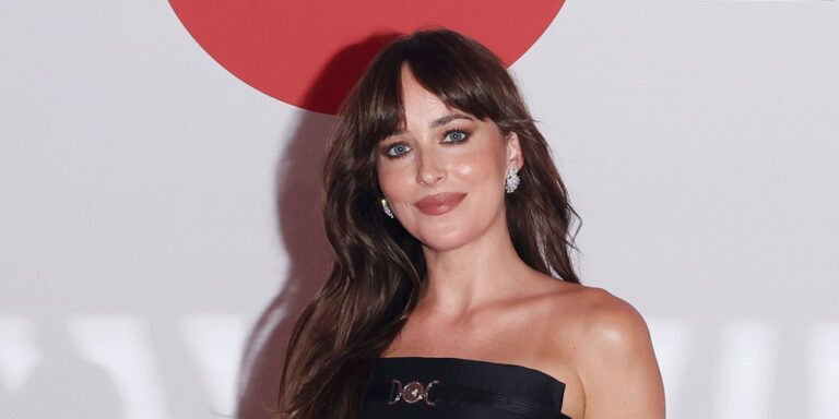 Dakota Johnson Says She Can Sleep for 14 Hours, Opens Up About Her Self-Care Routine | Dakota Johnson, Don Johnson, Melanie Griffith, Slideshow | Simply Jared: Celeb Information and Gossip