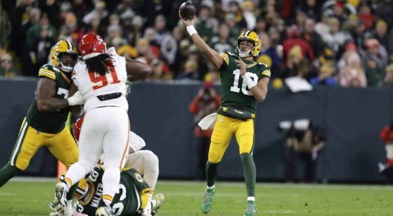 Love throws three landing passes, leads Packers previous Chiefs for third straight win